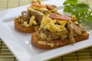 scrambled eggs with bacon and mushrooms